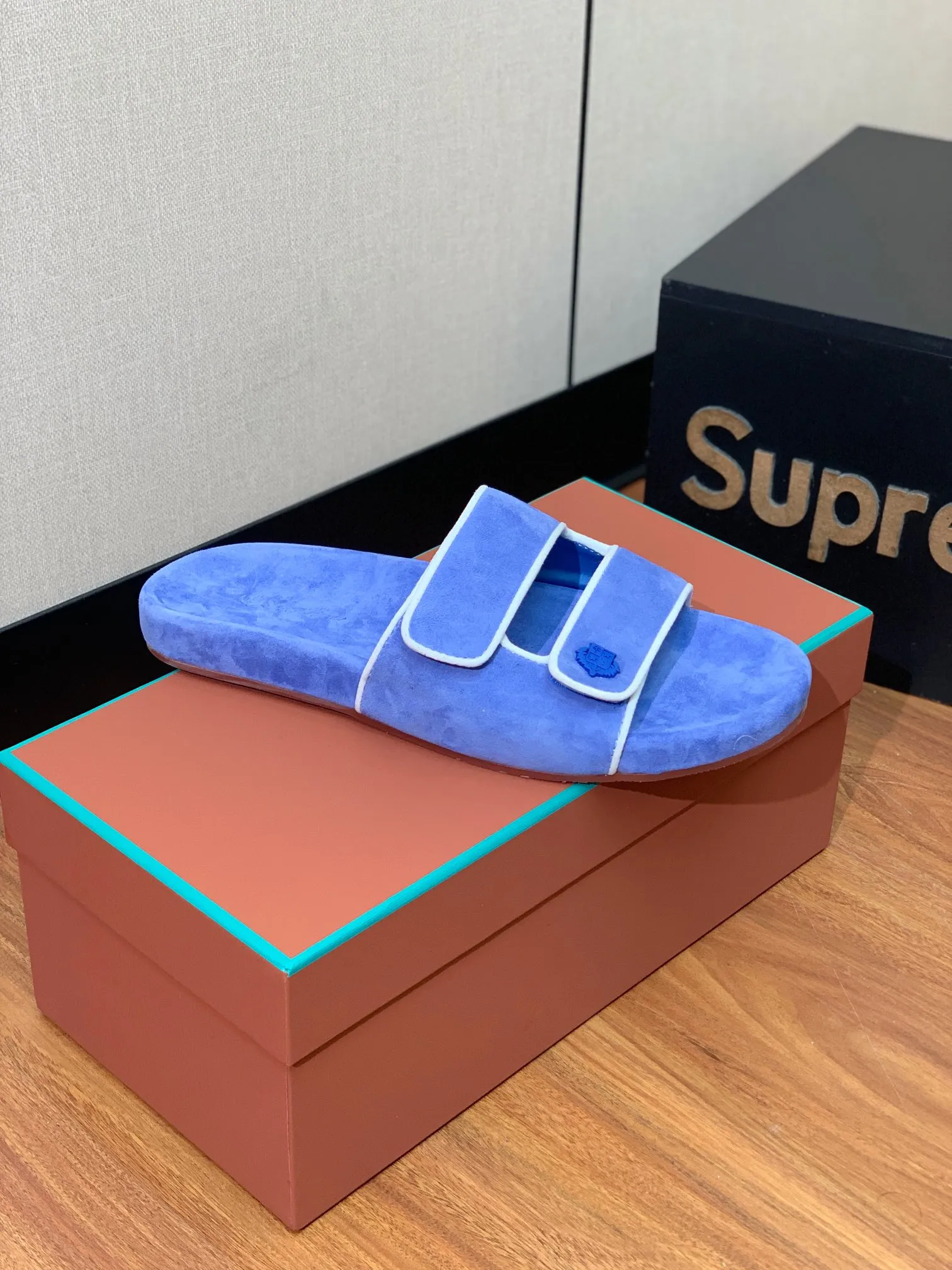 【LP】P:600💰 Size: 39-46 (45.46 can be customized) 【Loro Piana】LP men's slippers. Italian top cashmere is retro, elegant, low-key and luxurious. Both fashionable and practical, the leather is still of the highest quality in the entire network. The upper is silky and smooth. Wear-resistant and highly elastic beef tendon bottom.